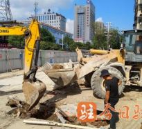 尻逼网站2314高温下的坚守｜道路建设者用汗水铺就畅通路